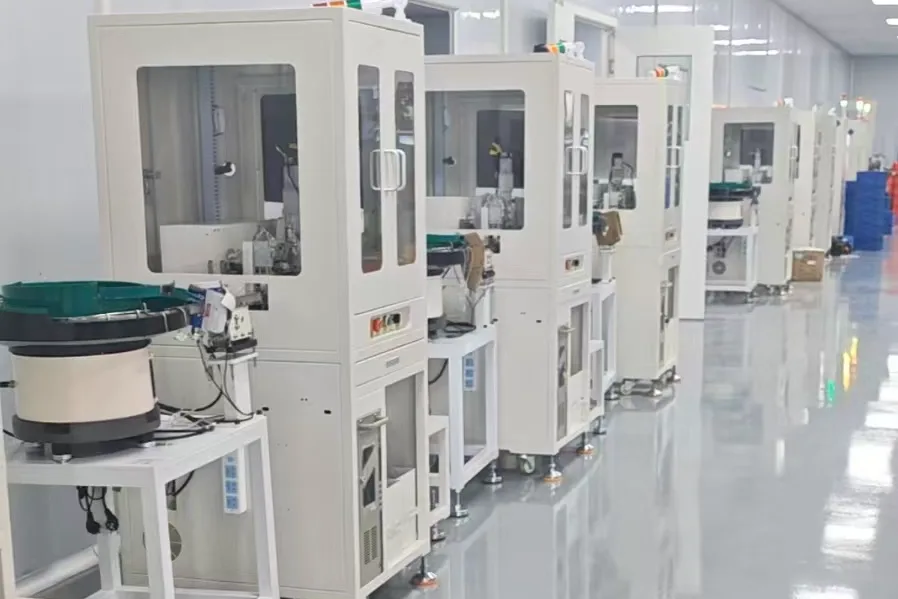 车间整排柜式AOI视觉检测设备与振动盘上料工位实拍